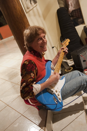 Vermelho com a Guitarra Azul